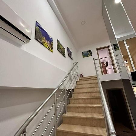 Femi Ji Hotel Batoemi Buitenkant foto