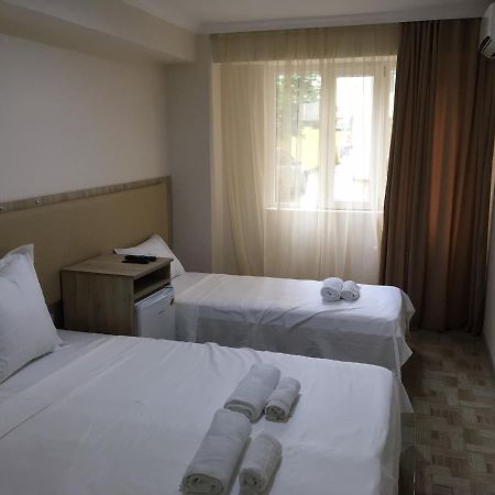 Femi Ji Hotel Batoemi Buitenkant foto