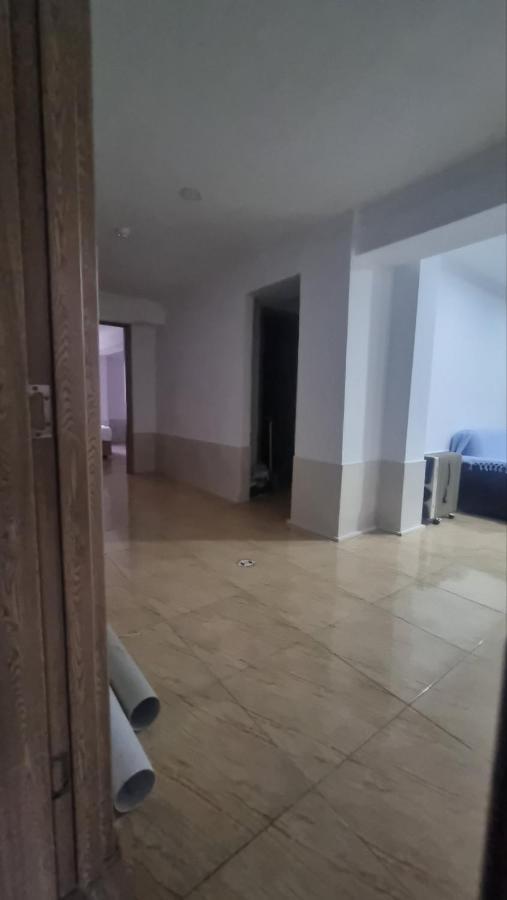 Femi Ji Hotel Batoemi Buitenkant foto
