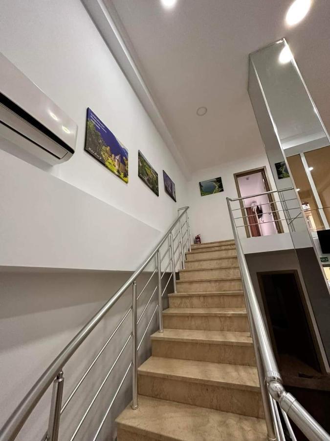 Femi Ji Hotel Batoemi Buitenkant foto