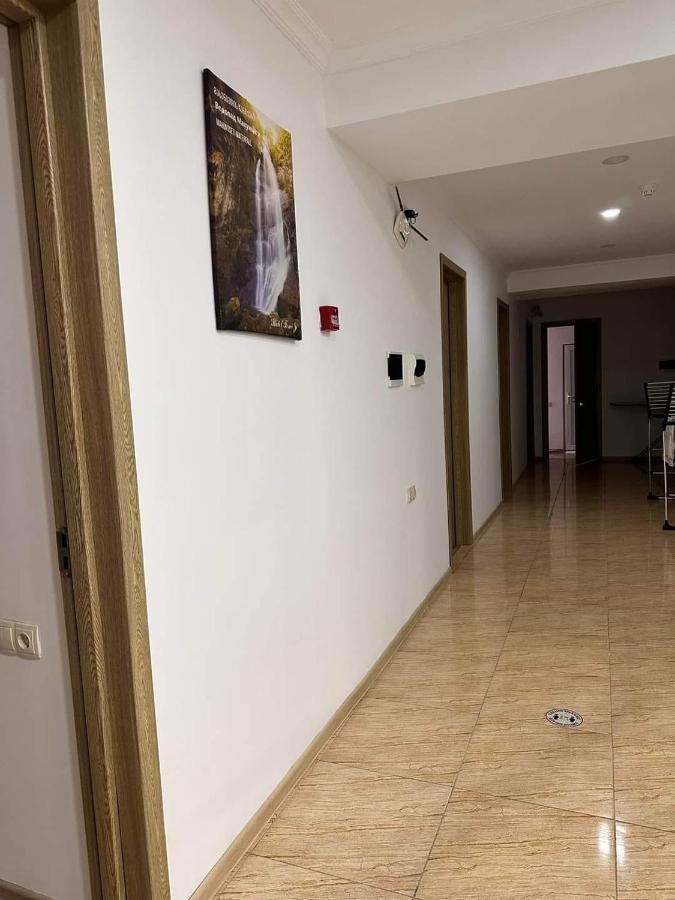 Femi Ji Hotel Batoemi Buitenkant foto