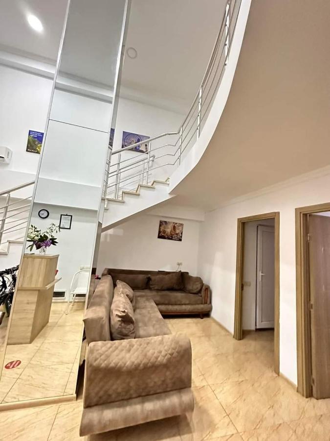 Femi Ji Hotel Batoemi Buitenkant foto
