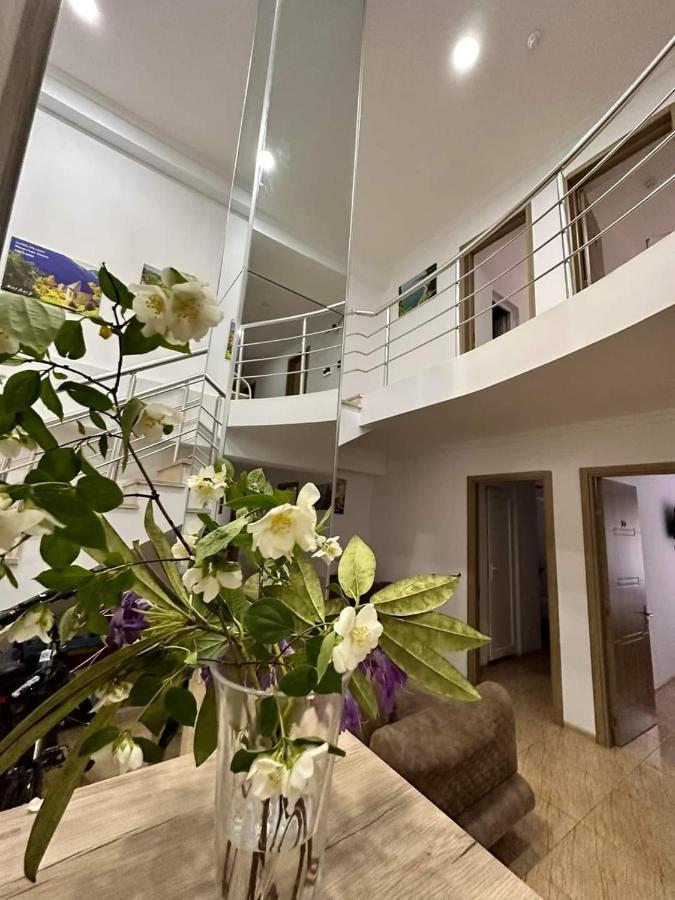 Femi Ji Hotel Batoemi Buitenkant foto