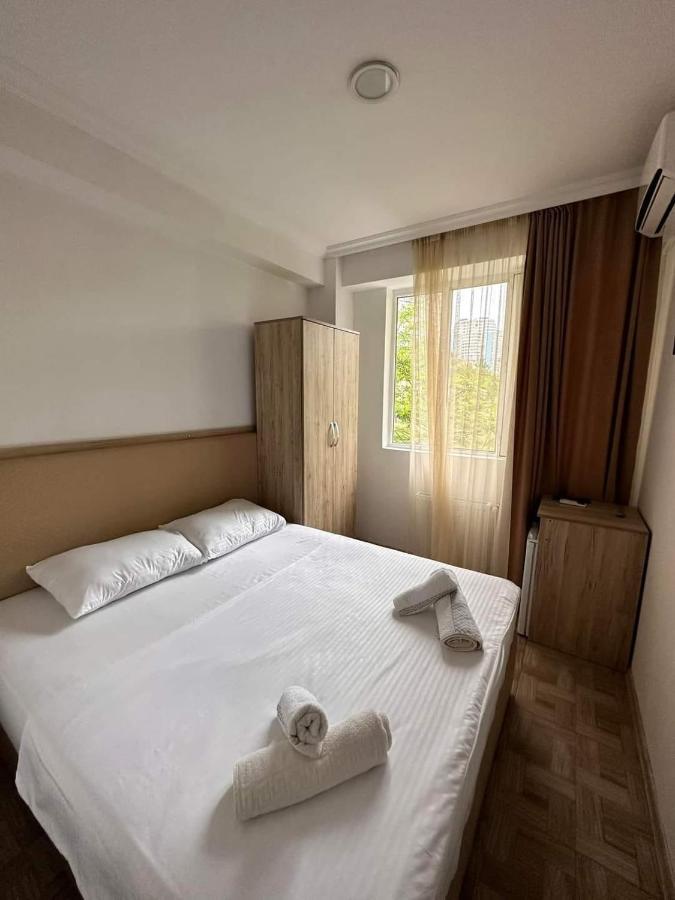 Femi Ji Hotel Batoemi Buitenkant foto