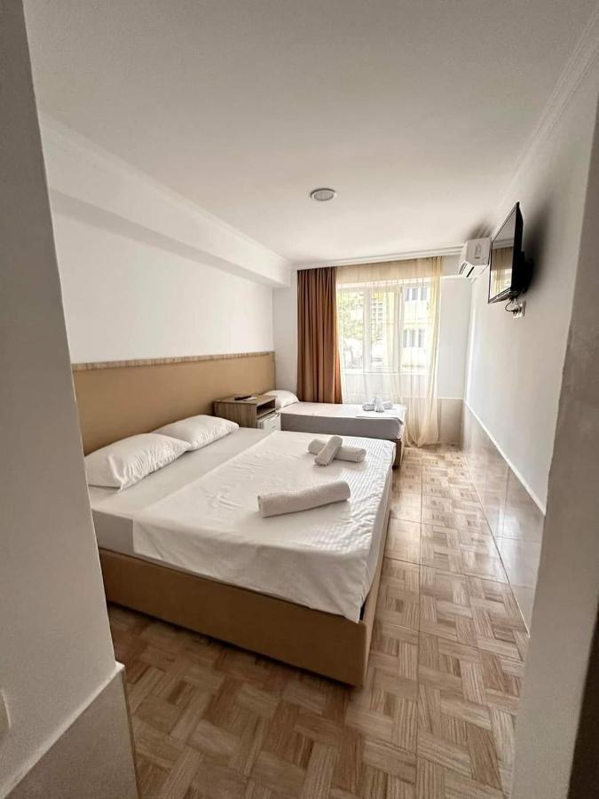 Femi Ji Hotel Batoemi Buitenkant foto